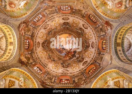 Ravenna, ITALIA - 28 GENNAIO 2020: La cupola barocca della chiesa Basilica di San vitale di S. Barozzi, U. Gandolfi ed E. Guarana (1778 - 1782). Foto Stock