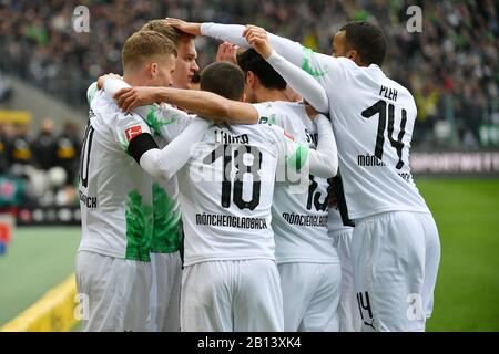 Monchengladbach, Germania. 22nd Feb, 2020. I giocatori di Monchengladbach festeggiano dopo aver segnato durante una partita tedesca della Bundesliga tra Borussia Monchengladbach e TSG 1899 Hoffenheim a Monchengladbach, Germania, 22 febbraio 2020. Credit: Ulrich Hufnagel/Xinhua/Alamy Live News Foto Stock