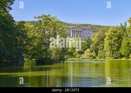 Castello nel parco di montagna Wilhelmshoehe sul lago, Kassel, Assia, Germania Wilhelmshoehe sul lago, Kassel, Assia, Germania Foto Stock