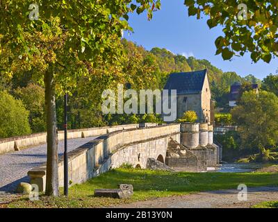 Ponte Werra con cappella Liborius a Creuzburg, quartiere Wartburg, Turingia, Germania Foto Stock