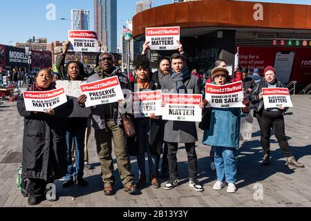 Amici Del Luogo Abolizionista riunirsi per un raduno di emergenza e marzo per salvare 227 Duffield al Barclays Center a Brooklyn, New York, il 22 febbraio 2020. 227 Duffield nel centro di Brooklyn è stata una fermata sulla ferrovia sotterranea, e nonostante gli sforzi concertati della comunità per salvare l'edificio, La Landmarks Preservation Commission intende governare contro la protezione dei luoghi di interesse. (Foto di Gabriele Holtermann-Gorden/Sipa USA) Foto Stock