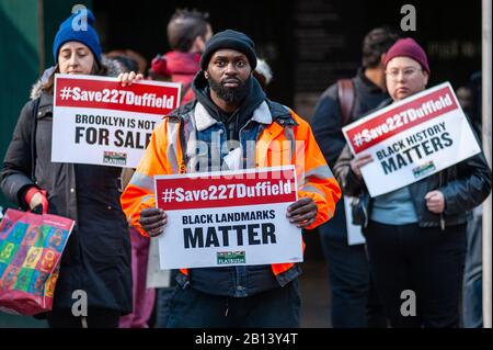 Amici Del Luogo Abolizionista riunirsi per un raduno di emergenza e marzo per salvare 227 Duffield al Barclays Center a Brooklyn, New York, il 22 febbraio 2020. 227 Duffield nel centro di Brooklyn è stata una fermata sulla ferrovia sotterranea, e nonostante gli sforzi concertati della comunità per salvare l'edificio, La Landmarks Preservation Commission intende governare contro la protezione dei luoghi di interesse. (Foto di Gabriele Holtermann-Gorden/Sipa USA) Foto Stock