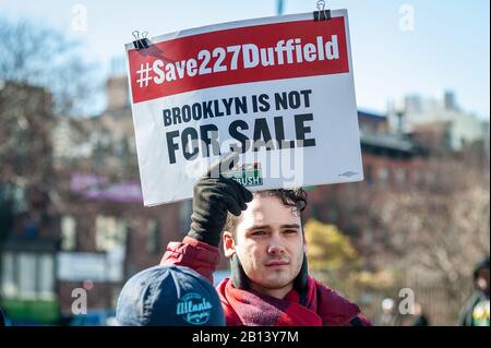 Amici Del Luogo Abolizionista riunirsi per un raduno di emergenza e marzo per salvare 227 Duffield al Barclays Center a Brooklyn, New York, il 22 febbraio 2020. 227 Duffield nel centro di Brooklyn è stata una fermata sulla ferrovia sotterranea, e nonostante gli sforzi concertati della comunità per salvare l'edificio, La Landmarks Preservation Commission intende governare contro la protezione dei luoghi di interesse. (Foto di Gabriele Holtermann-Gorden/Sipa USA) Foto Stock