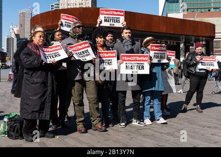 Amici Del Luogo Abolizionista riunirsi per un raduno di emergenza e marzo per salvare 227 Duffield al Barclays Center a Brooklyn, New York, il 22 febbraio 2020. 227 Duffield nel centro di Brooklyn è stata una fermata sulla ferrovia sotterranea, e nonostante gli sforzi concertati della comunità per salvare l'edificio, La Landmarks Preservation Commission intende governare contro la protezione dei luoghi di interesse. (Foto di Gabriele Holtermann-Gorden/Sipa USA) Foto Stock