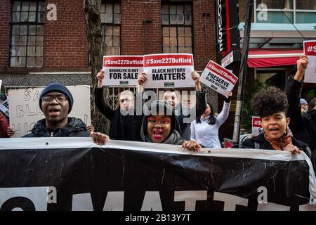 Amici Di Abolizionista Luogo rally fuori 227 Duffield a Brooklyn, New York, il 22 febbraio 2020. 227 Duffield nel centro di Brooklyn è stata una fermata sulla ferrovia sotterranea, e nonostante gli sforzi concertati della comunità per salvare l'edificio, La Landmarks Preservation Commission intende governare contro la protezione dei luoghi di interesse. (Foto di Gabriele Holtermann-Gorden/Sipa USA) Foto Stock