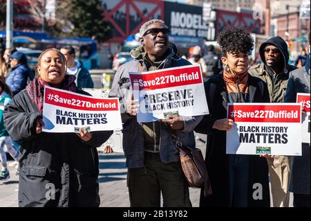 Amici Del Luogo Abolizionista riunirsi per un raduno di emergenza e marzo per salvare 227 Duffield al Barclays Center a Brooklyn, New York, il 22 febbraio 2020. 227 Duffield nel centro di Brooklyn è stata una fermata sulla ferrovia sotterranea, e nonostante gli sforzi concertati della comunità per salvare l'edificio, La Landmarks Preservation Commission intende governare contro la protezione dei luoghi di interesse. (Foto di Gabriele Holtermann-Gorden/Sipa USA) Foto Stock