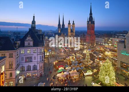 Mercatino di Natale con Marktkiche St. Marien e Roter Turm a Halle -Saale, Sassonia-Anhalt, Germania Foto Stock