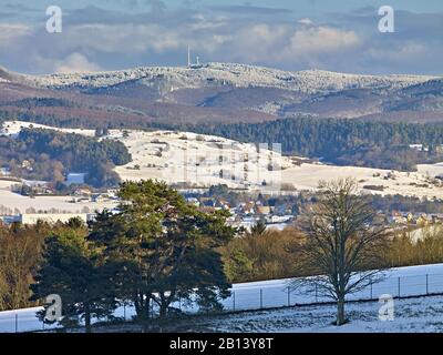 Vista sul crinale della Foresta Turingia con Inselsberg a Gumpelstadt, Turingia, Germania Foto Stock