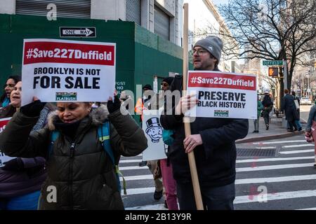 Friends of Abolizionista Place marzo a 227 Duffield a Brooklyn, New York, il 22 febbraio 2020. 227 Duffield nel centro di Brooklyn è stata una fermata sulla ferrovia sotterranea, e nonostante gli sforzi concertati della comunità per salvare l'edificio, La Landmarks Preservation Commission intende governare contro la protezione dei luoghi di interesse. (Foto di Gabriele Holtermann-Gorden/Sipa USA) Foto Stock