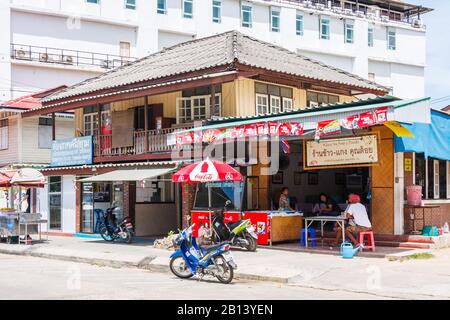 Hua Hin, Thailandia - Luglio 13th 2010: Cafe in edificio tipico. La città è una destinazione turistica popolare Foto Stock