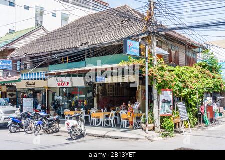 Hua Hin, Thailandia - Luglio 13th 2010: Cafe in edificio tipico. La città è una destinazione turistica popolare Foto Stock