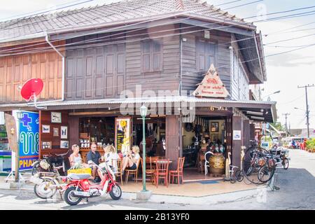 Hua Hin, Thailandia - Luglio 13th 2010: Cafe in edificio tipico. La città è una destinazione turistica popolare Foto Stock