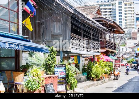 Hua Hin, Thailandia - Luglio 13th 2010: Ristoranti in tipici edifici in legno di teak. La città è una destinazione turistica popolare Foto Stock