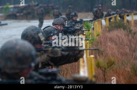 U.S. Marines, con 2nd Combat Engineer Battalion, 2d Marine Division, fornisce sicurezza durante il corso di leadership Sapper a Camp Lejeune, North Carolina, 20 febbraio 2020. Il corso di leadership Sapper è un evento di formazione di 18 giorni che consolida le capacità degli ingegneri di combattimento nella 2d Marine Division. (STATI UNITI Foto del corpo marino di Lance Cpl. Brian Bolin Jr.) Foto Stock