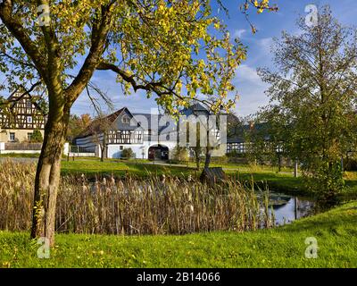 Nitschareuth, villaggio storico verde con cortili a quattro lati vicino Greiz, Turingia, Germania Foto Stock