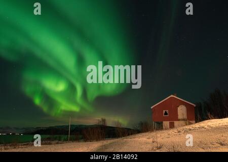 Northern Lights oltre la Stønesbotn di notte, Senja, Norvegia Foto Stock