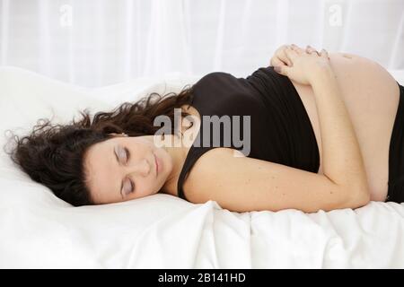 Giovane donna in stato di gravidanza Foto Stock