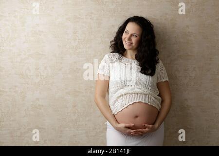 Giovane donna in stato di gravidanza Foto Stock