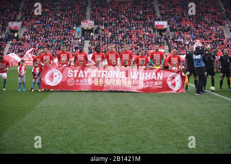 Praga, Repubblica Ceca. 22nd Feb, 2020. I giocatori di SK Slavia Praha indossano maglie con il messaggio 'Shay strong Wuhan' in inglese e mandarino posano prima della loro partita della Liga Ceca contro SFC Opava a Praga, Repubblica Ceca, 22 febbraio 2020. Il top-flight della squadra ceca SK Slavia Praha ha espresso solidarietà con la Cina nel combattere contro il romanzo coronavirus durante la loro casa 2-0 vince su SFC Opava il sabato. Credito: Martin Mach/Xinhua/Alamy Live News Foto Stock