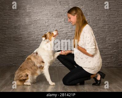 Giovane donna con collie di confine Foto Stock
