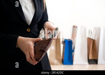 La donna conta banconote in dollari nel portafoglio Foto Stock