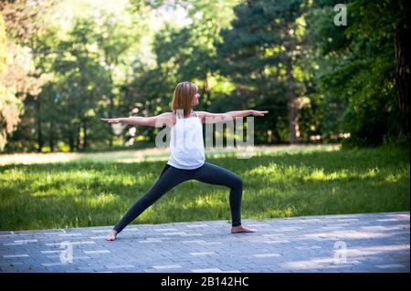 Donna sta facendo yoga Foto Stock