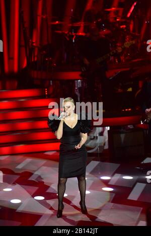 Napoli, Italia. 22nd Feb, 2020. Arisa durante il secondo episodio della nuova edizione dello spettacolo musicale televisivo "una storia da Cantare" su Rai1 Live dall'Auditorium Rai di Napoli (Photo by Paola Vione/Pacific Press) Credit: Pacific Press Agency/Alamy Live News Foto Stock