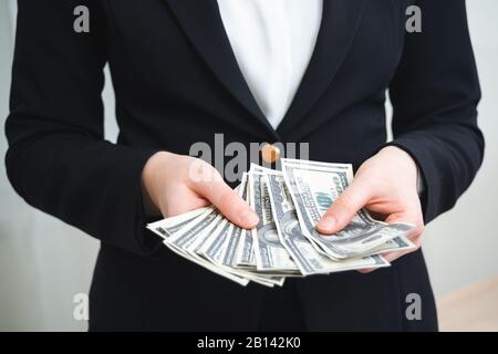 La donna conta banconote in dollari in mani Foto Stock
