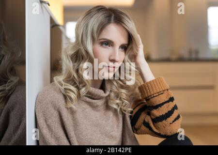 Ritratto di una donna bionda in cucina Foto Stock