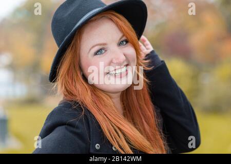 Ritratto di una giovane donna con cappello Foto Stock