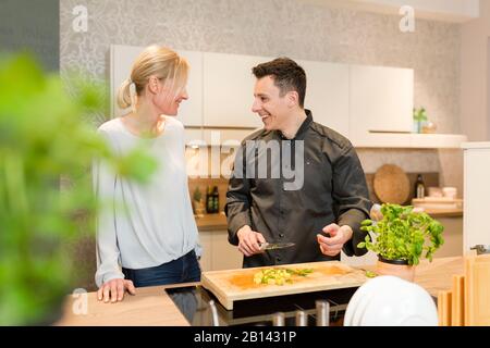 Cook dà una lezione di cucina Foto Stock