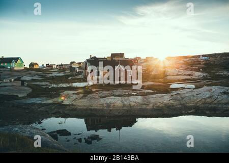 Villaggio nella baia di Disko A Midsummer, Groenlandia Foto Stock