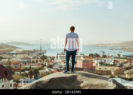 Uomo con vista mare, Lüderitz, Namibia Foto Stock