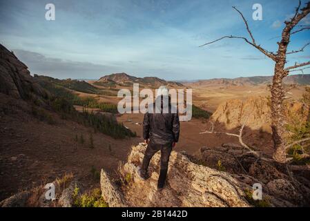 Uomo in piedi sulle rocce, mongola svizzera, deserto dei Gobi e Mongolia Foto Stock