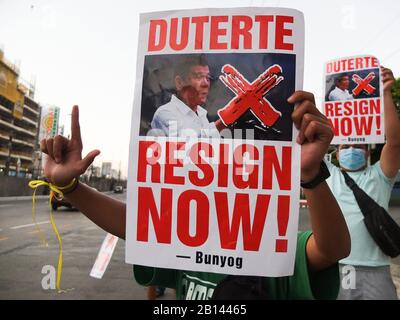 Quezon City, Filippine. 22nd Feb, 2020. I manifestanti tengono i cartelloni durante la dimostrazione.i membri di vari gruppi riuniti al People Power Monument a Quezon City per chiedere l'uscita del presidente filippino Rodrigo Duterte. Accusarono il suo governo di essere come un grande sindacato e sembrava un macellaio nella sua campagna di guerra contro la droga, presumibilmente vendette il paese alla Cina, e la sua cessazione dell'accordo delle forze di visita con gli Stati Uniti. Credit: Sopa Images Limited/Alamy Live News Foto Stock