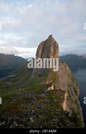 Segla montagna, Oyfjord, Mefjord, Senja, Norvegia Foto Stock