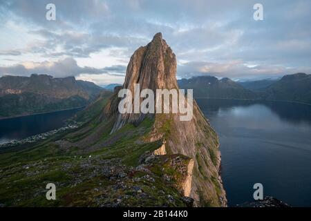 Segla montagna, Oyfjord, Mefjord, Senja, Norvegia Foto Stock