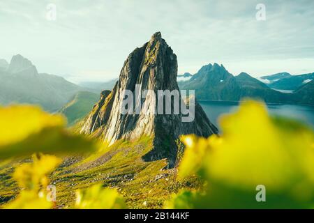 Segla montagna, Oyfjord, Mefjord, Senja, Norvegia Foto Stock