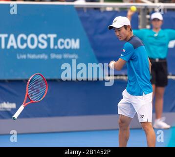 22 febbraio - Delray Beach: Yoshihito Nishioka (JPN) schiaffa la sua racchetta nella frustrazione durante il loro incontro semi-finale contro Ugo Humbert (fra) al 2020 Delray Beach Open da Vitacost.com a Delray Beach, Florida.Credit: Andrew Patron/MediaPunch Foto Stock