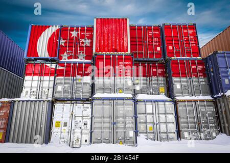 Bandiera nazionale di Singapore su un gran numero di contenitori metallici per lo stoccaggio di merci impilate in file l'una sopra l'altra. Concezione di deposito di Foto Stock