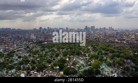 Manila North Cemetery e Makati City è uno dei quartieri commerciali più sviluppati di Metro Manila e di tutte le Filippine. Concetto di vacanza di viaggio Foto Stock