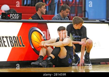 I giocatori di pallacanestro dell'università degli uomini americani aspettano per sostituire in un gioco a Chicago, il, gli Stati Uniti. Foto Stock