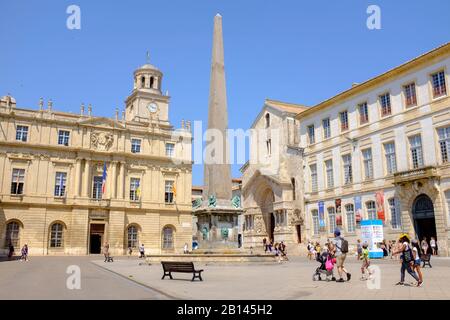 Place de la Republique: Hôtel de Ville, obelisco sulla fontana, portale di St. Trophime, Arles, Francia Foto Stock