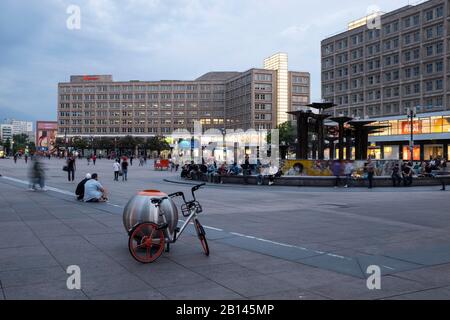 Alexanderhaus, Berolinahaus, Fontana Dell'Amicizia Internazionale Su Alexanderplatz, Mitte, Berlino Foto Stock