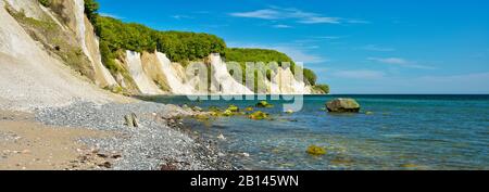 Spiaggia di ciottoli con scogliere di gesso sul Mar Baltico, Parco Nazionale di Jasmund, Isola di Rügen, Mecklenburg-Pomerania occidentale, Germania Foto Stock