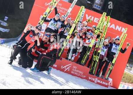 Ljubno, Slovenia. 22nd Feb, 2020. Squadre vincenti sul podio all'evento della FIS Ski Jumping World Cup Ljubno 2020 Team il 22 febbraio 2020 a Ljubno, Slovenia. Da Sinistra Team Slovenia, Team Austria E Team Norvegia. (Foto Di Rok Rakun/Pacific Press) Credito: Pacific Press Agency/Alamy Live News Foto Stock