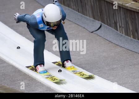 Ljubno, Slovenia. 22nd Feb, 2020. Vitalina Herasymiuk di Ukrain compete durante la FIS Ski Jumping World Cup Ljubno 2020 formazione ufficiale il 22 febbraio 2020 a Ljubno, Slovenia. (Foto Di Rok Rakun/Pacific Press) Credito: Pacific Press Agency/Alamy Live News Foto Stock