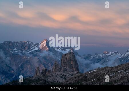 Vista delle cinque Torri dal Passo Falzarego, tramonto, Dolomiti, Italia Foto Stock