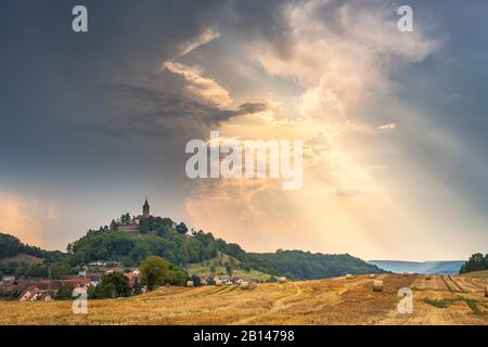 L'atmosfera di temporale su un campo stoppie, vista della Leuchtenburg, Turingia, Germania Foto Stock