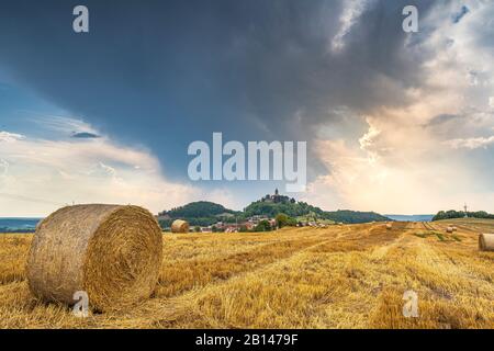 L'atmosfera di temporale su un campo stoppie, vista della Leuchtenburg, Turingia, Germania Foto Stock